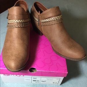 Boots/shooties.  Size 9.5. “Sugar” from Kohl’s